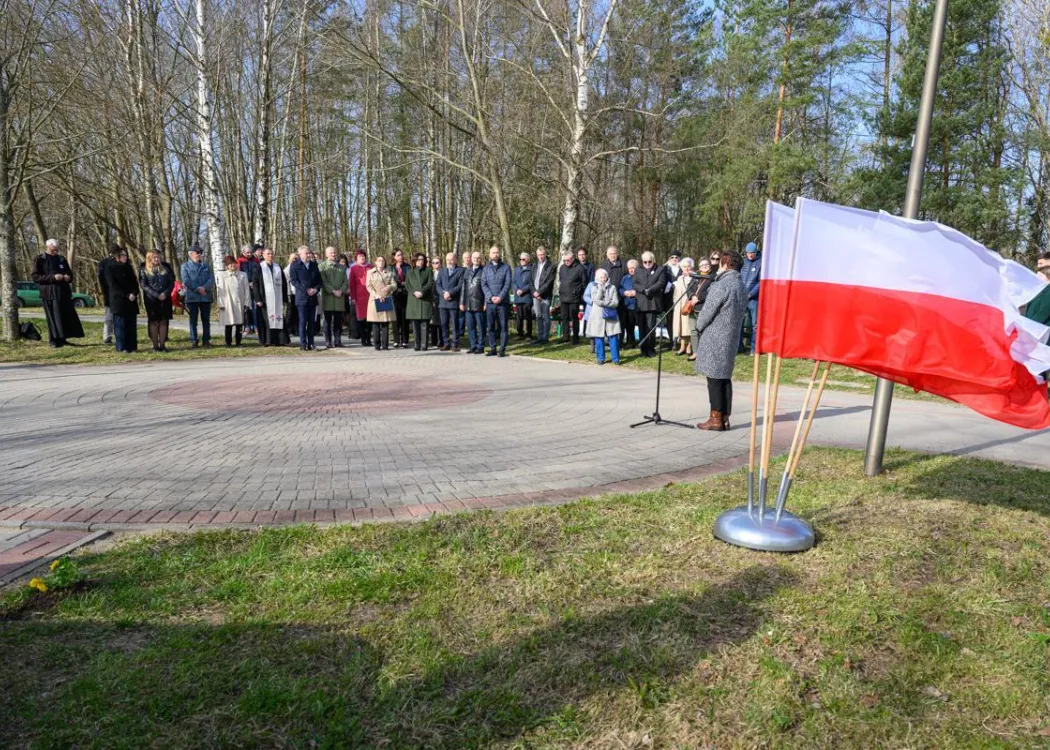 Barbara Gawlicka ze Stowarzyszenia Rodzina Katyńska przemawia podczas uroczystości upamiętniającej ofiary zbrodni katyńskiej. 