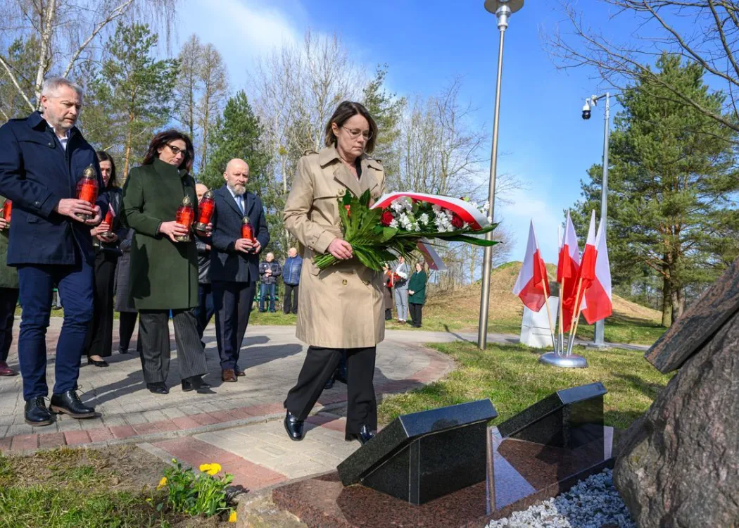 Uroczystość oddania hołdu ofiarom zbrodni katyńskiej w Kortowie. 