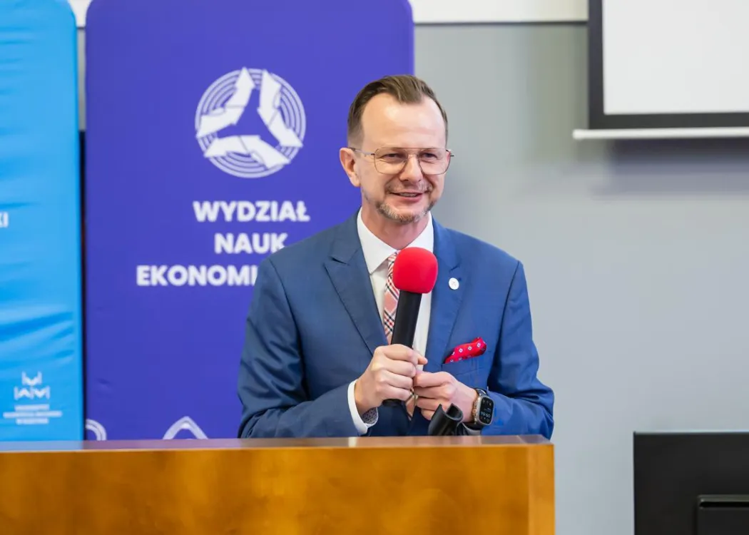 Tomasz Wierzejski stoi