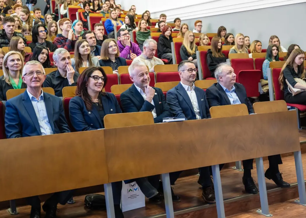 Uczestnicy dnia z ekonomią siedzą 