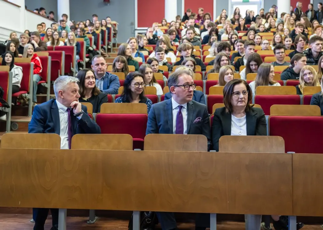 Uczestnicy dnia z ekonomią siedzą 
