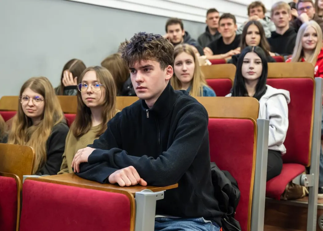 Uczestnicy dnia z ekonomią siedzą 