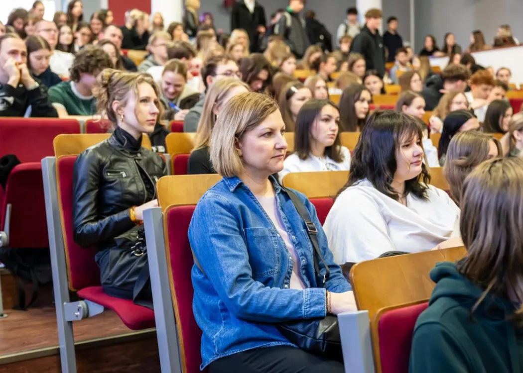 Uczestnicy dnia z ekonomią siedzą 