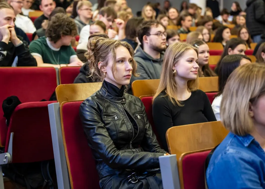 Uczestnicy dnia z ekonomią siedzą 