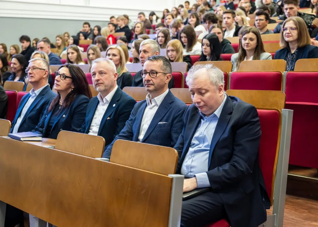 Uczestnicy dnia z ekonomią siedzą 