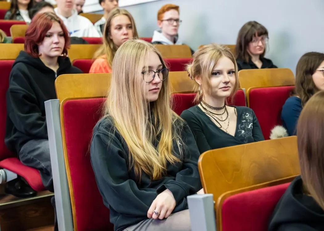 Uczestnicy dnia z ekonomią siedzą 