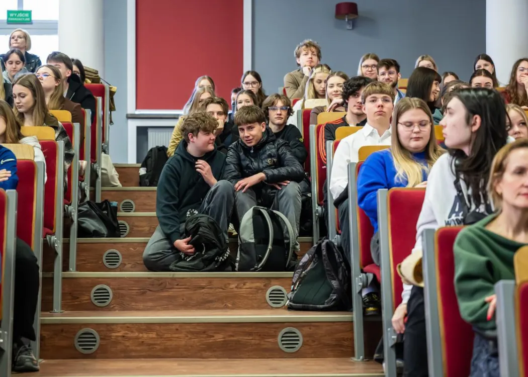 Uczestnicy dnia z ekonomią siedzą 