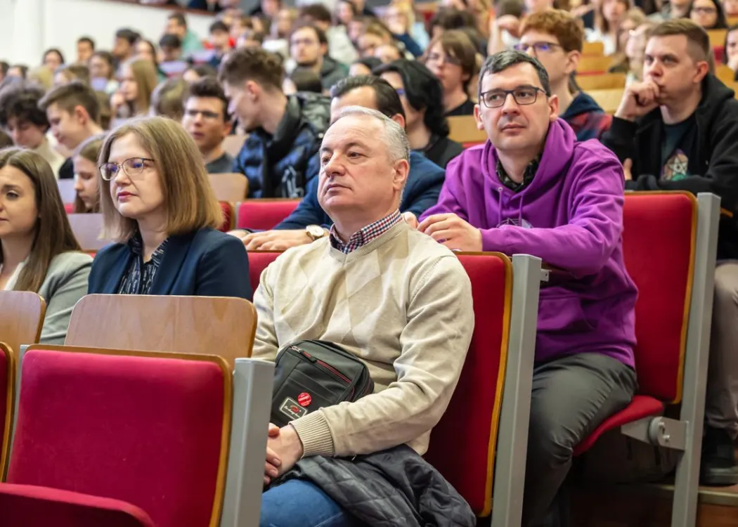 Uczestnicy dnia z ekonomią siedzą 