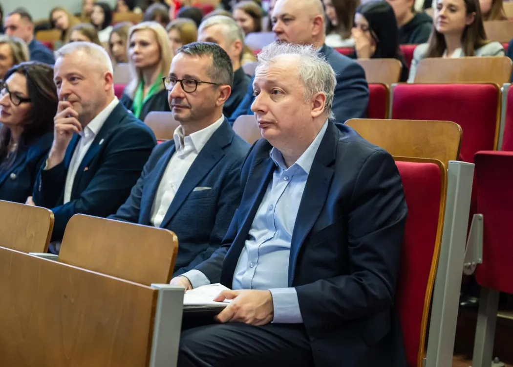 Uczestnicy dnia z ekonomią siedzą 