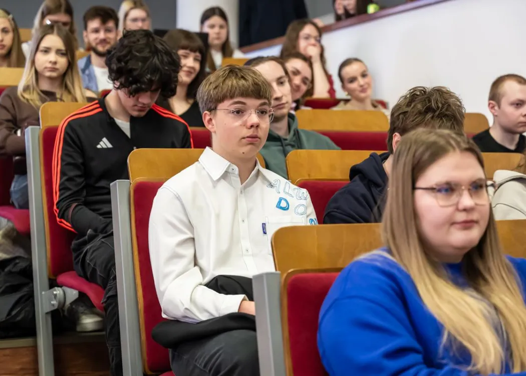 Uczestnicy dnia z ekonomią siedzą 