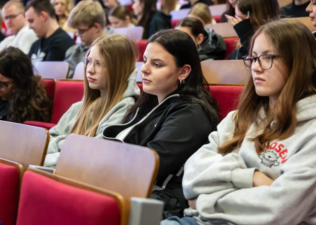 Uczestnicy dnia z ekonomią siedzą 
