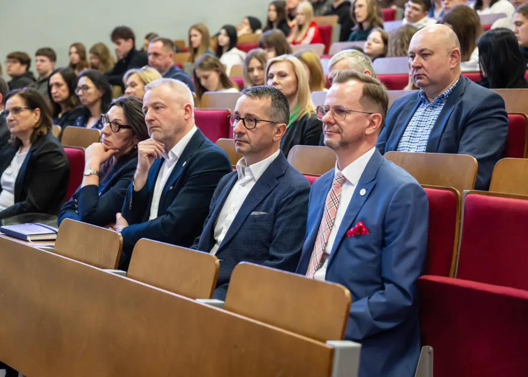 Uczestnicy dnia z ekonomią siedzą 