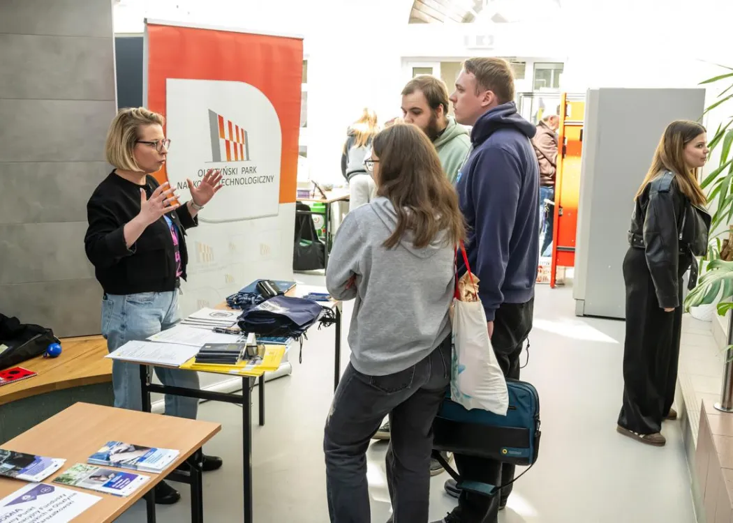 Uczestnicy dnia z ekonomią - stoiska 