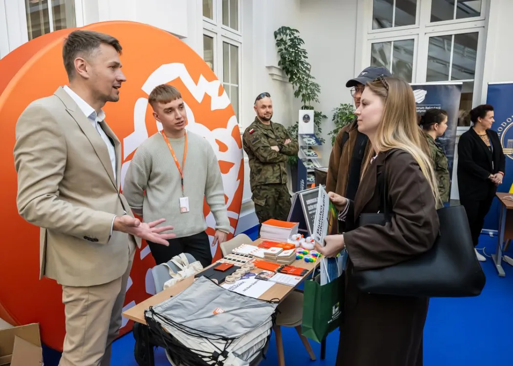 Uczestnicy dnia z ekonomią - stoiska 