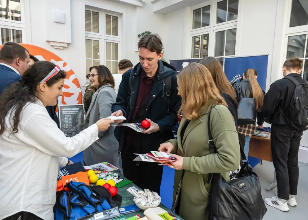 Uczestnicy dnia z ekonomią - stoiska 