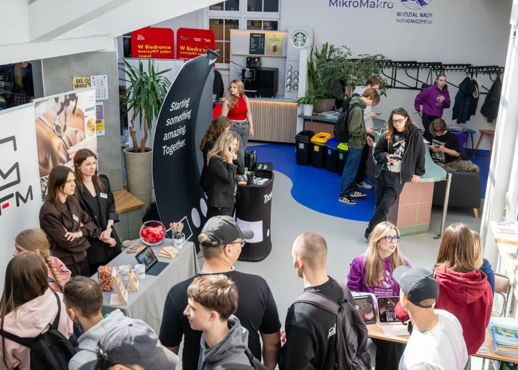 Uczestnicy dnia z ekonomią - stoiska 