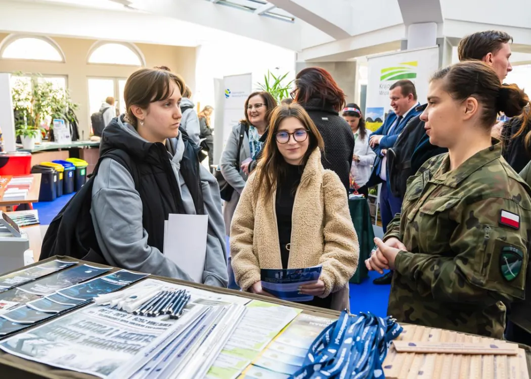 Uczestnicy dnia z ekonomią - stoiska 