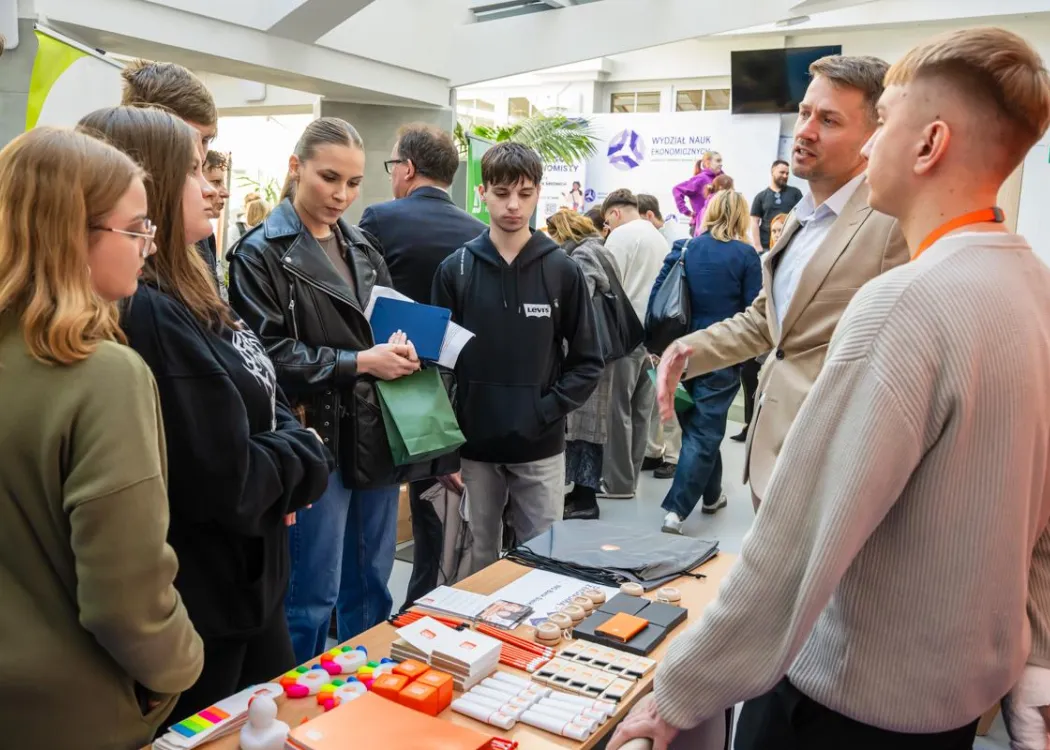 Uczestnicy dnia z ekonomią - stoiska 
