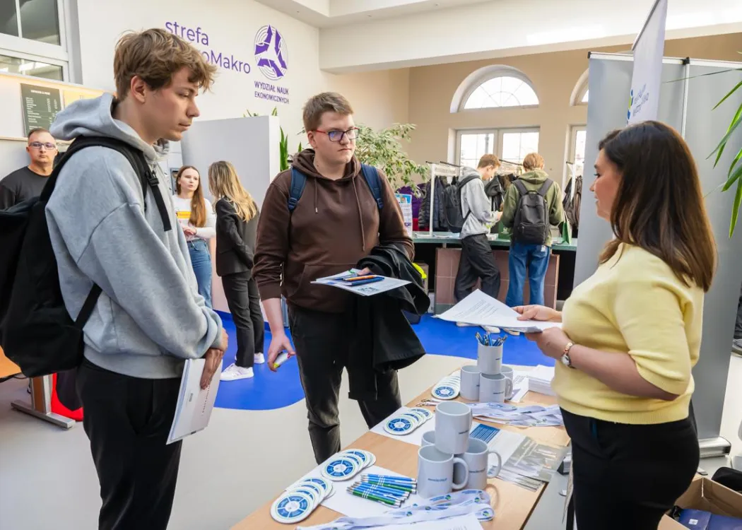 Uczestnicy dnia z ekonomią - stoiska 