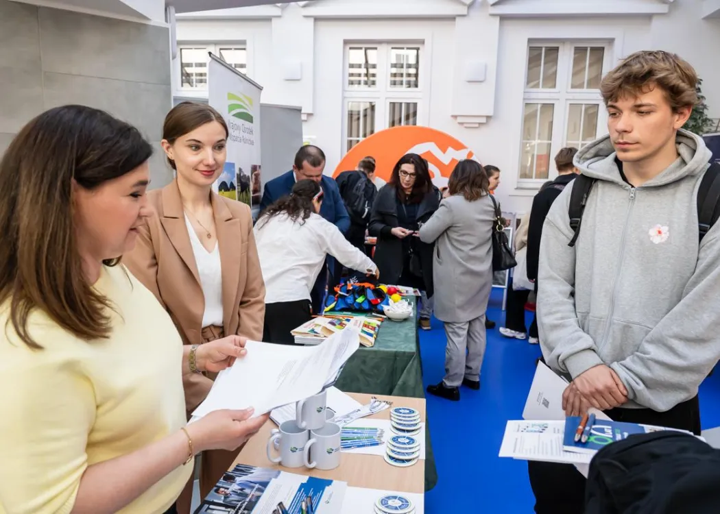 Uczestnicy dnia z ekonomią - stoiska 