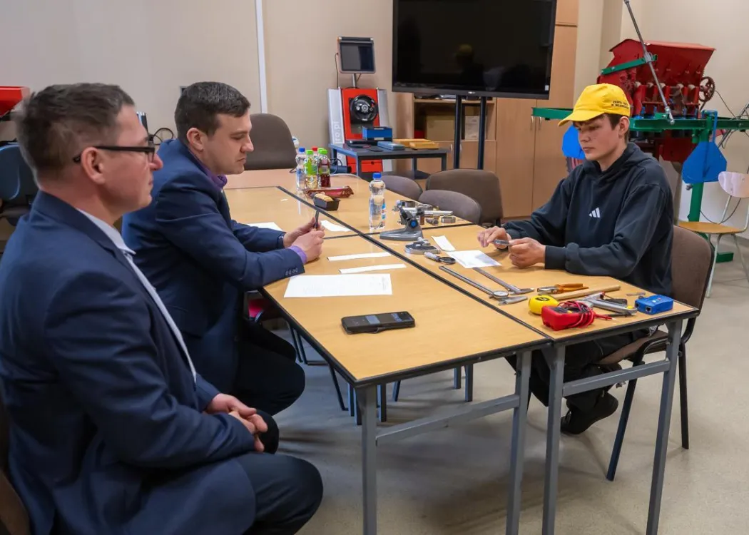 Okręgowy etap Olimpiady Wiedzy i Umiejętności Rolniczych na UWM: uczestnik podczas wykonywania zadania w części praktycznej