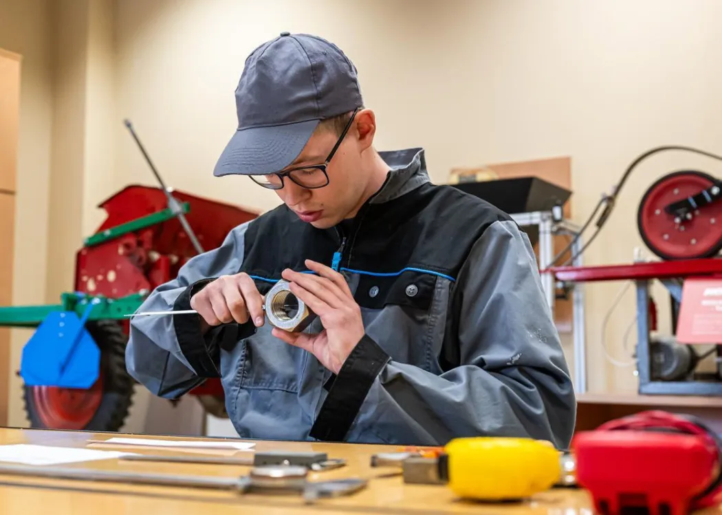 Okręgowy etap Olimpiady Wiedzy i Umiejętności Rolniczych na UWM: uczestnik podczas wykonywania zadania w części praktycznej