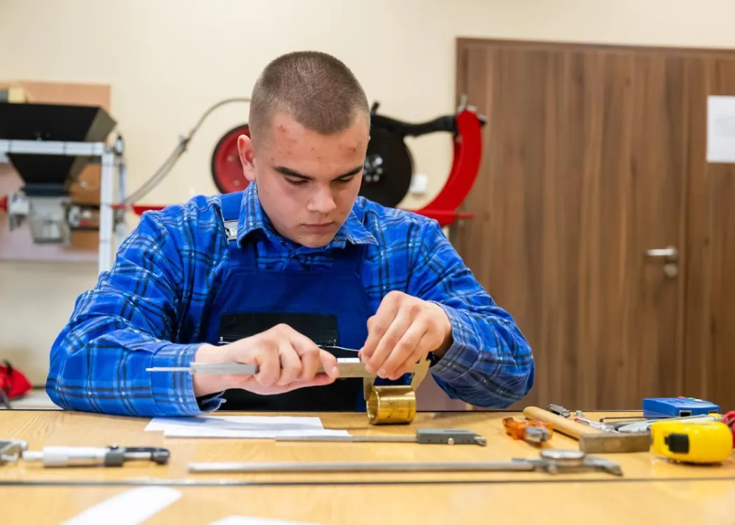 Okręgowy etap Olimpiady Wiedzy i Umiejętności Rolniczych na UWM: uczestnik podczas wykonywania zadania w części praktycznej