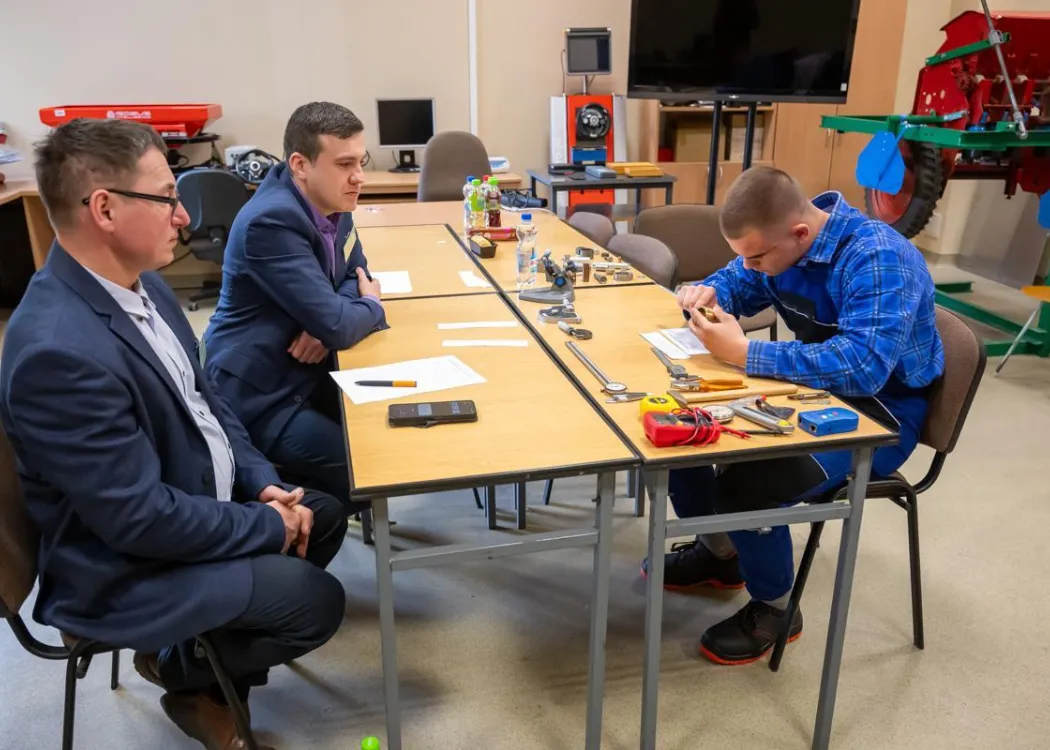 Okręgowy etap Olimpiady Wiedzy i Umiejętności Rolniczych na UWM: uczestnik podczas wykonywania zadania w części praktycznej