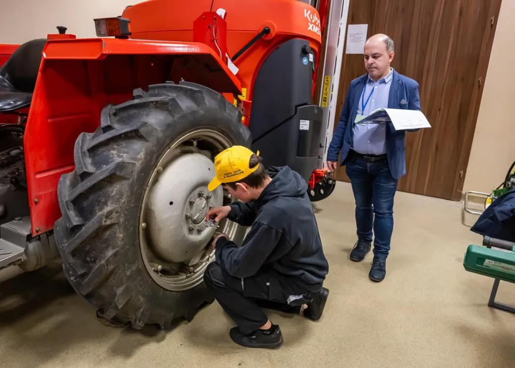 Okręgowy etap Olimpiady Wiedzy i Umiejętności Rolniczych na UWM: uczestnik podczas wykonywania zadania w części praktycznej