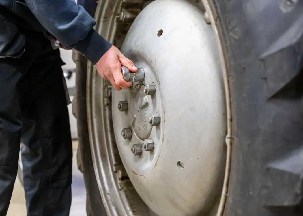 Okręgowy etap Olimpiady Wiedzy i Umiejętności Rolniczych na UWM: uczestnik podczas wykonywania zadania w części praktycznej