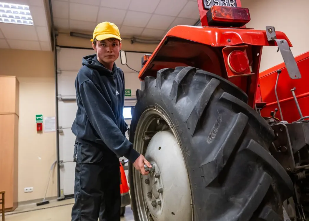 Okręgowy etap Olimpiady Wiedzy i Umiejętności Rolniczych na UWM: uczestnik podczas wykonywania zadania w części praktycznej