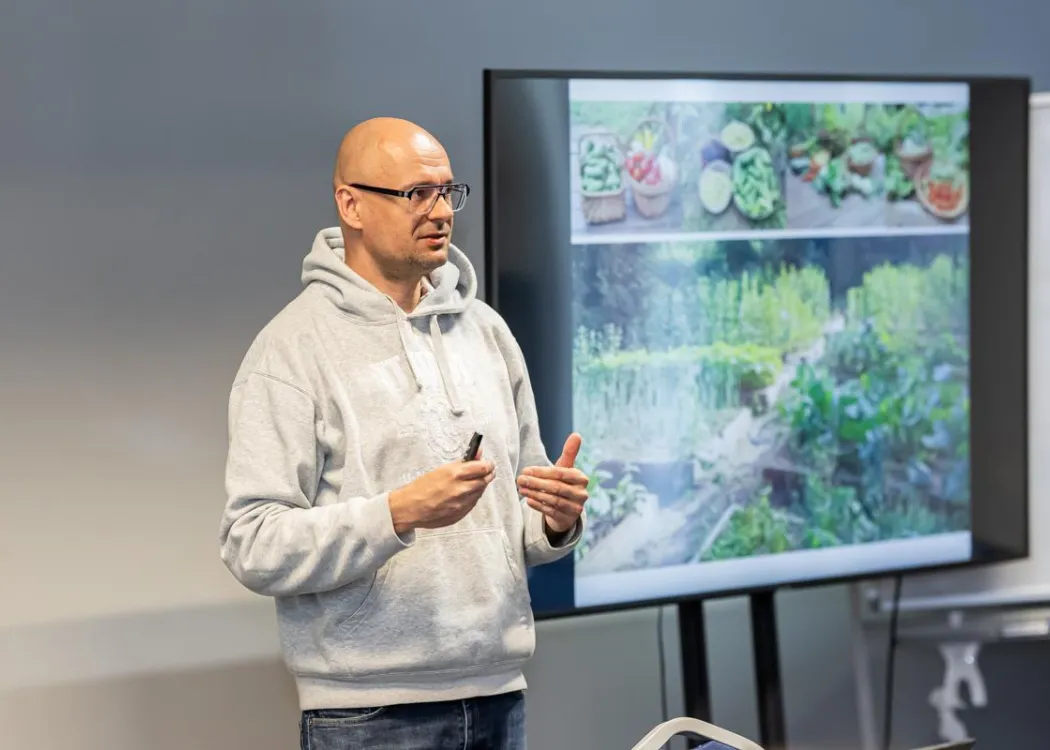 Mariusz Antolak przy ekranie