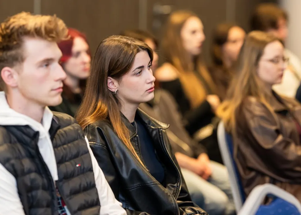 Studenci słuchają wykładu