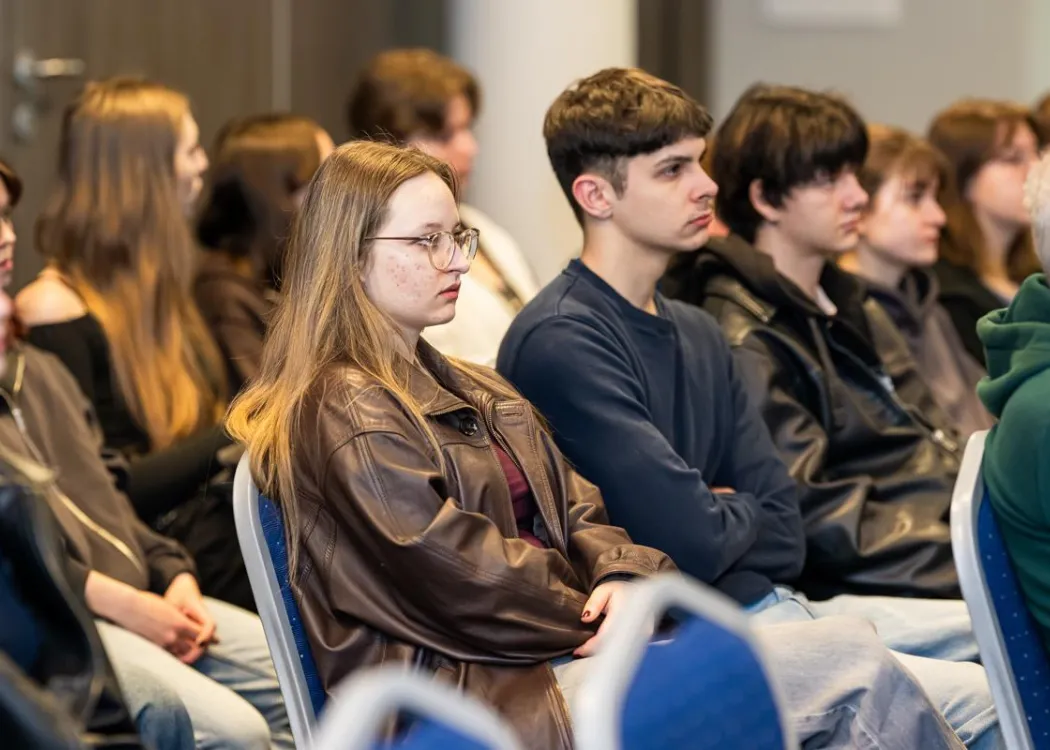 Studenci słuchają wykładu 