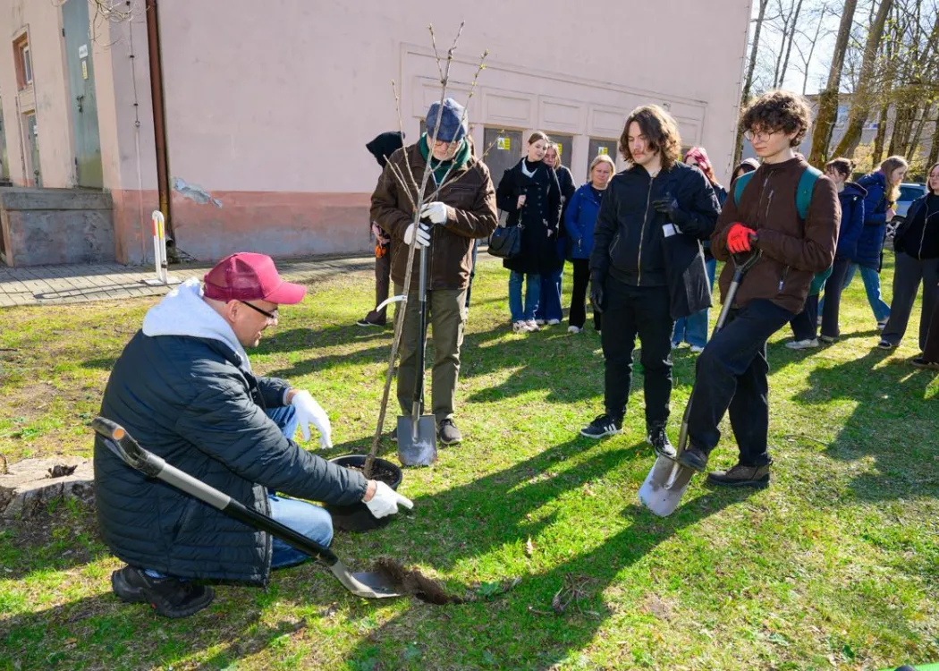 Sadzenie drzewek - Mariusz Antolak i studenci
