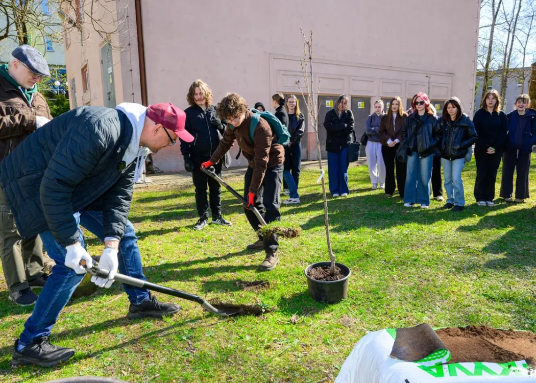 Sadzenie drzewek - Mariusz Antolak i studenci