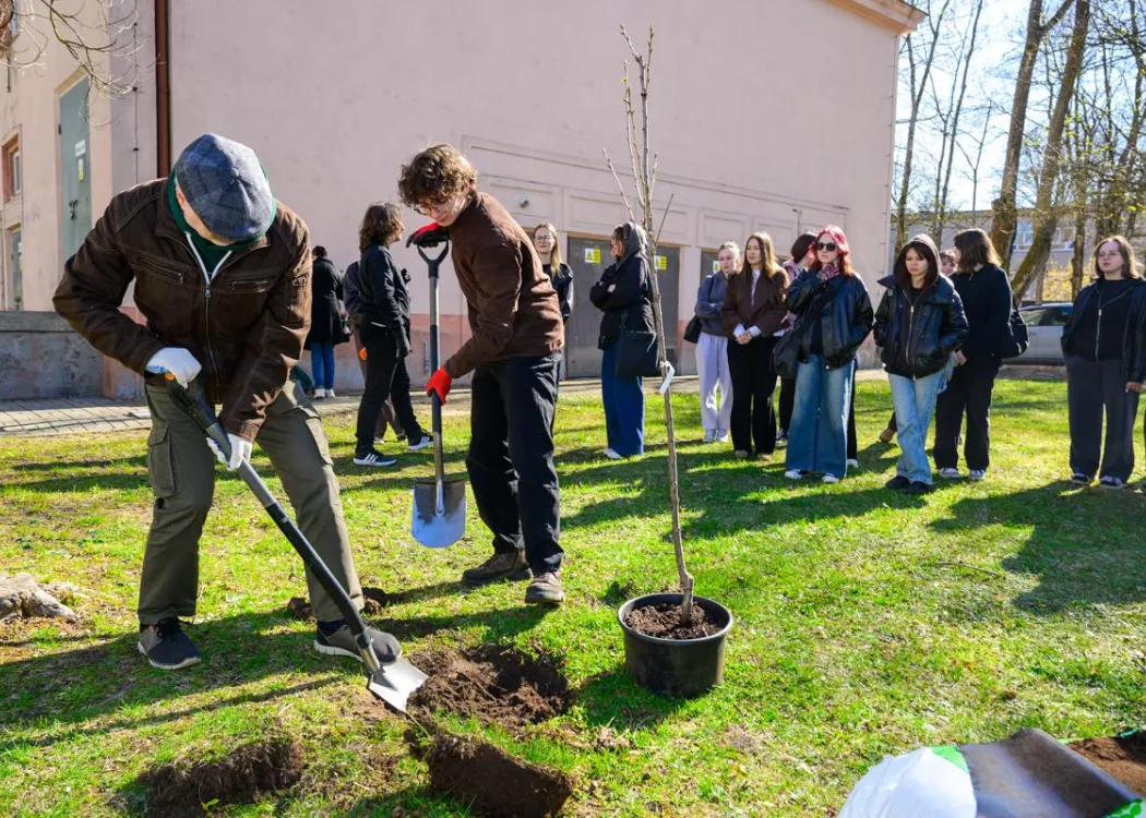Sadzenie drzewek - Mariusz Antolak i studenci