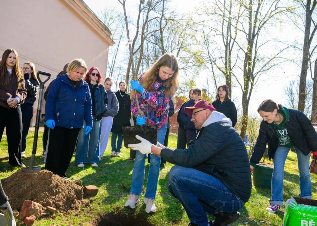 Sadzenie drzewek - Mariusz Antolak i studenci