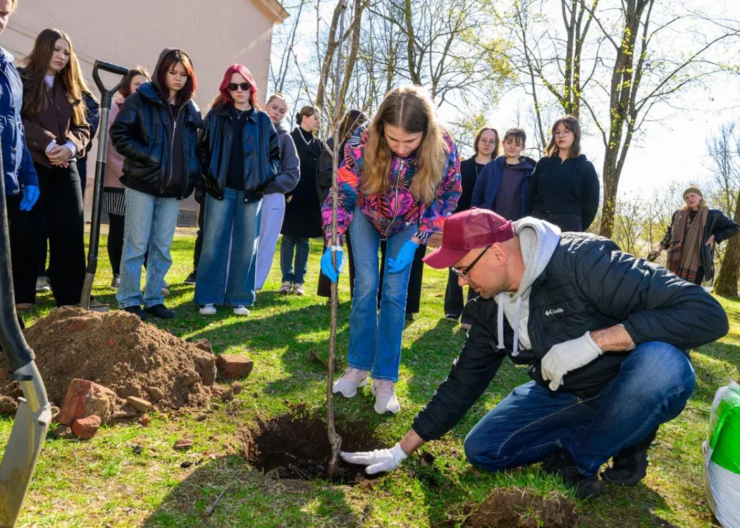Sadzenie drzewek - Mariusz Antolak i studenci