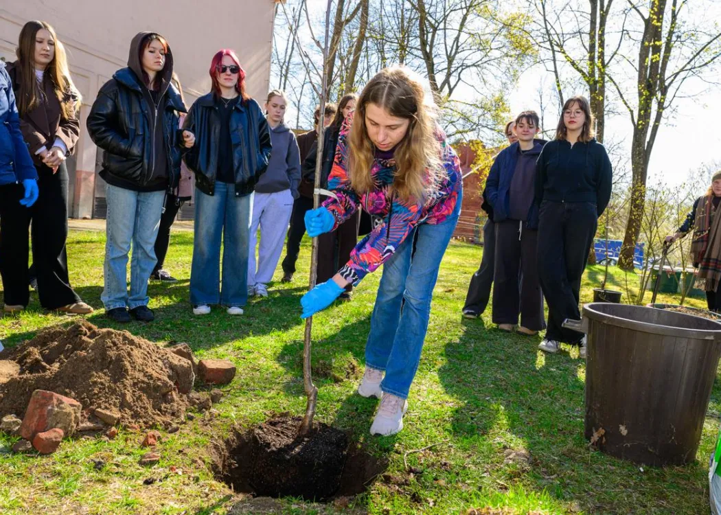 Sadzenie drzewek - Mariusz Antolak i studenci
