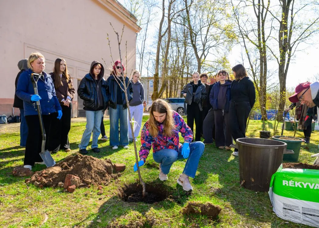 Sadzenie drzewek - Mariusz Antolak i studenci