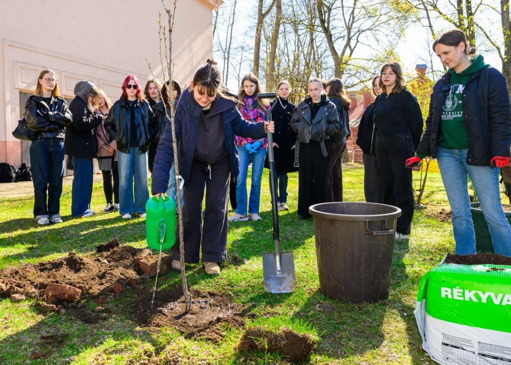 Sadzenie drzewek - Mariusz Antolak i studenci