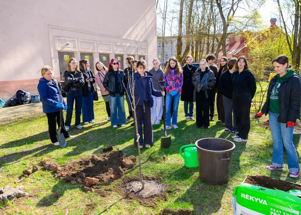 Sadzenie drzewek - Mariusz Antolak i studenci