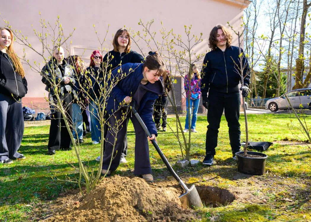Sadzenie drzewek - Mariusz Antolak i studenci
