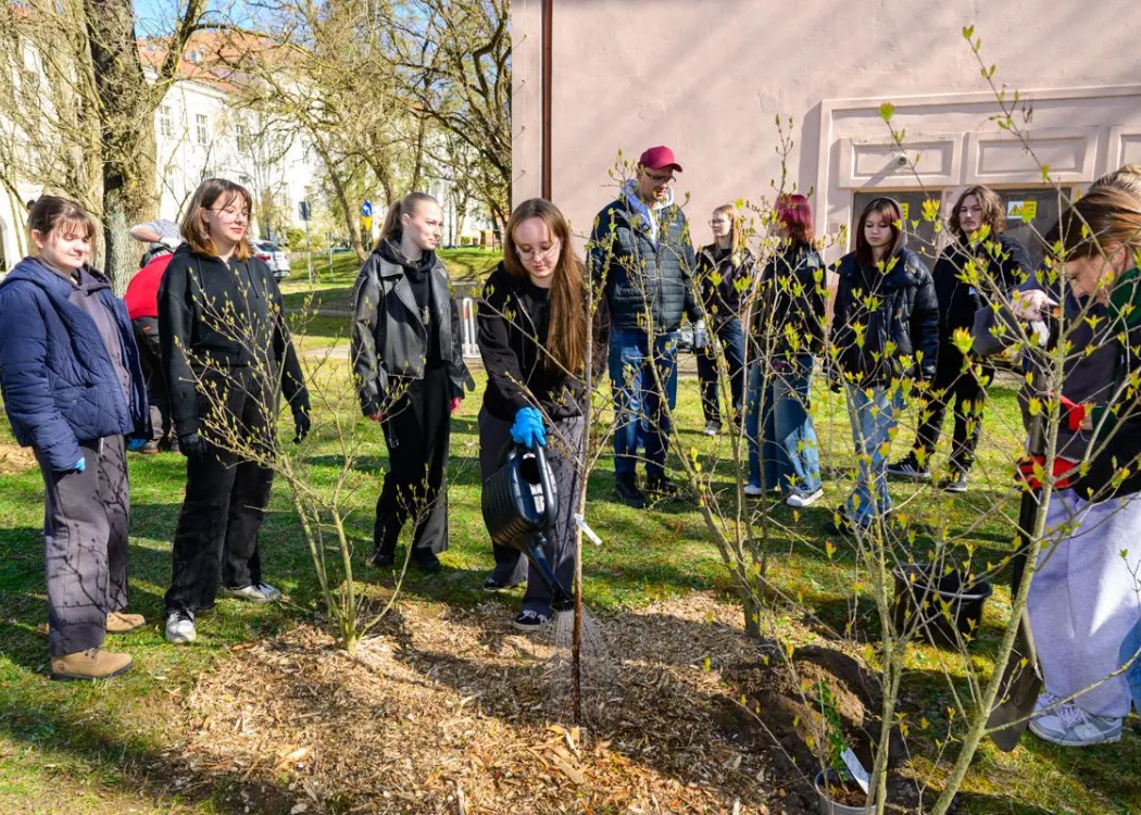 Sadzenie drzewek - Mariusz Antolak i studenci