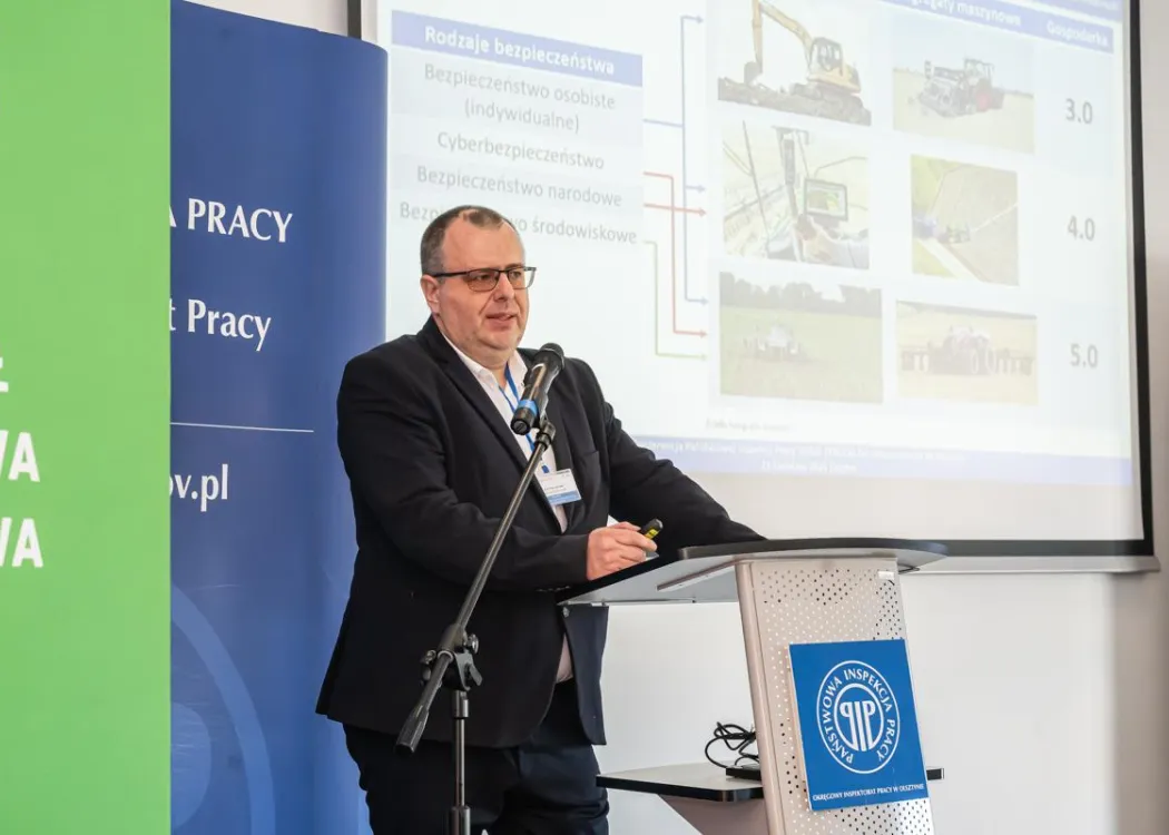 Prelegent przemawia podczas konferencji Wizja Zero