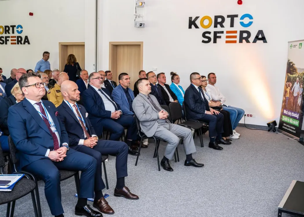 Uczestnicy konferencji siedzą 