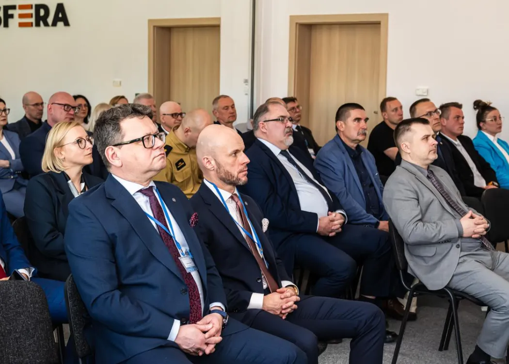 Uczestnicy konferencji siedzą 
