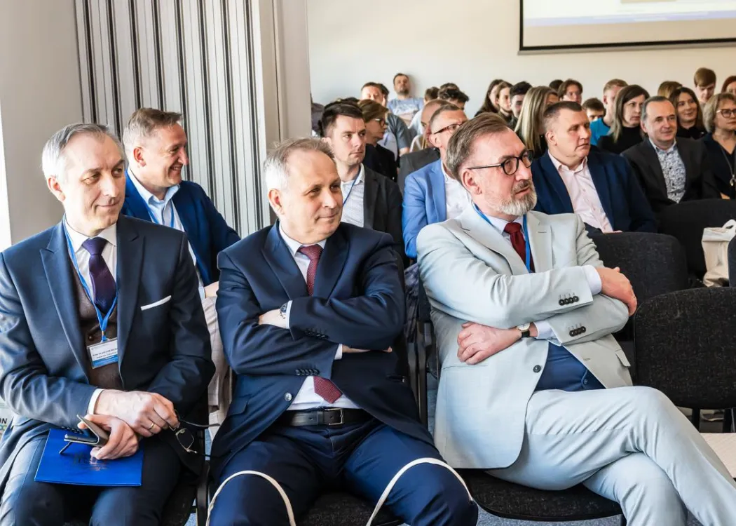 Uczestnicy konferencji siedzą