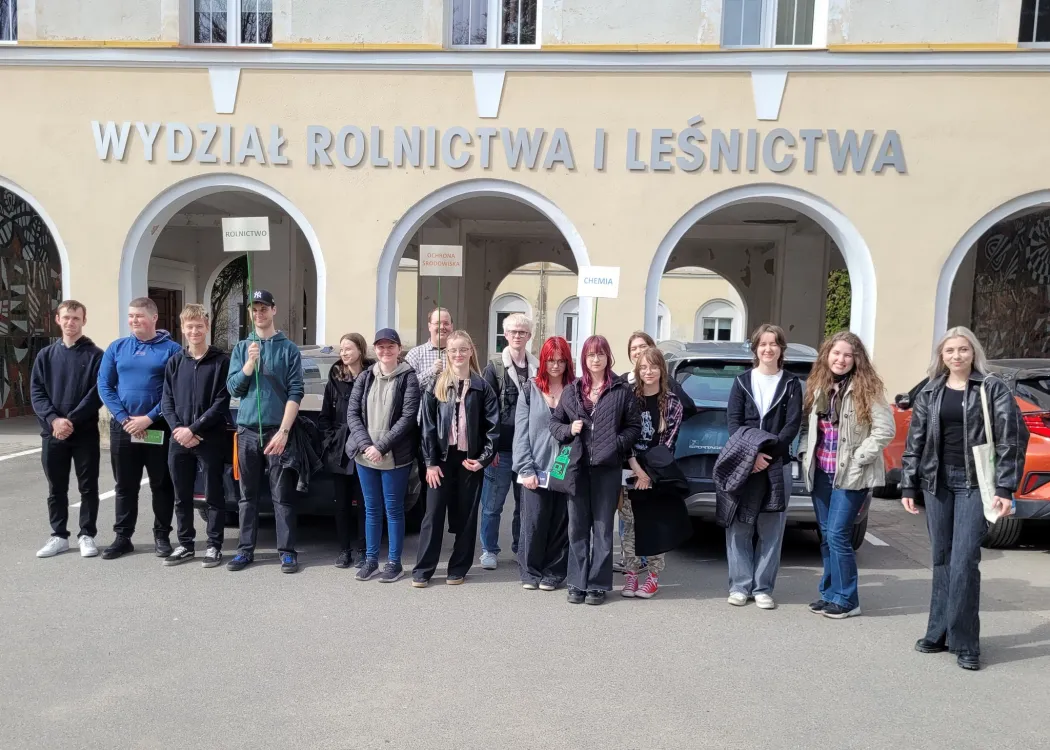 studenci przed budynkiem Wydziału Rolnictwa i Leśnictwa
